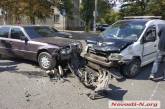 На перекрестке в Николаеве столкнулись три автомобиля: пострадал водитель