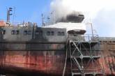 В Херсоне загорелось судно, стоящее на ремонте. Фото