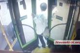 Появилось видео, как автобус в Николаеве тащит за собой зажатую дверью женщину