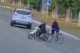 Под Киевом подросток на скутере сбил пожилую женщину на велосипеде и сбежал. ВИДЕО