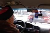 СБУ после публикации в соцсети задержали таксиста-казака из Днепра, который ездил по городу с флагом РФ