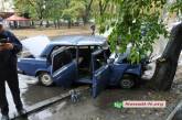В Николаеве полицейский автомобиль врезался в дерево