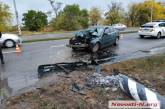 В Николаеве таксист на «БМВ» врезался в столб: пострадавший в больнице