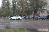 В Николаеве полицейский автомобиль провалился в канализационный люк