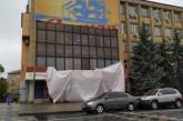 На Адмиральской в Николаеве порвался и отпал огромный баннер пива «Янтарь»
