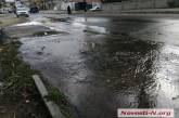 В Николаеве улицу затопило водопроводной водой. ВИДЕО