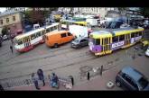 В Одессе 7 раз передвигали припаркованное дамой авто, заблокировавшее движение трамваев. Видео