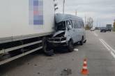 В Запорожье маршрутка врезалась в грузовик: пассажирка погибла, 8 человек госпитализированы