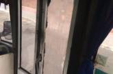 Разбитые двери, текущие потолок и окна: николаевцы жалуются на маршрутку