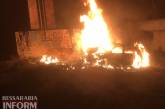 Под Одессой автомобиль врезался в стелу и взорвался: водитель и пассажир сгорели