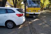 В центре Николаева очередной «мастер парковки» заблокировал движение трамваев