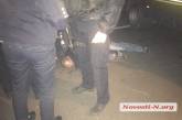 В Николаеве на акции протеста на сотрудников полицейского спецназа попытался напасть мужчина