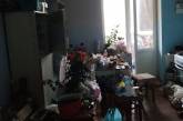 В Николаеве психически нездоровая женщина захламляла квартиру, где живет ребенок