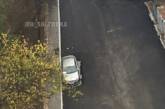 В Харькове дорожники положили асфальт вокруг авто