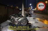 В Киеве иномарка на скорости влетела в столб и загорелась