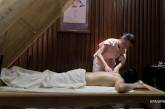 В Житомире врач во время массажа сломал пациенту позвоночник 