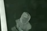 «Хеллоуин по-николаевски»: неизвестный в маске украл камеру наблюдения. ВИДЕО