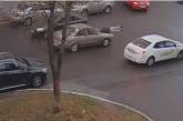 В Киеве девушка вышла из такси, перешла дорогу и попала под колеса. ВИДЕО