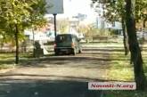 В центре Николаева водитель проехал по пешеходной части бульвара. ВИДЕО
