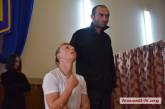«Я наркоман!»: в Николаеве школьники увидели «пороки» необычных актёров