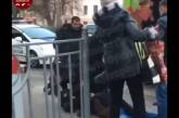 В Киеве мужчина набросился с ножом на пассажира троллейбуса. Видео