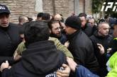 В Грузии под офисом провластной партии пикетчики подрались с полицией