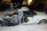 Момент пожара трех автомобилей в Николаеве попал на видео