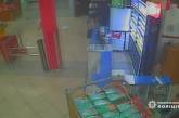 В Киеве пьяные парни и девушка забили охранника магазина до потери сознания. ВИДЕО