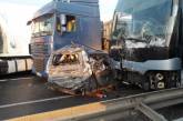 Масштабное ДТП на Одесской трассе: столкнулись 10 автомобилей и автобус, есть пострадавшие