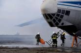 В Николаевском аэропорту пожарные «тушили» самолет и «спасали» экипаж. ВИДЕО