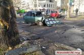 В центре Николаева ВАЗ врезался в два дерева и отлетел в «Ауди»: двое пострадавших, проспект заблокирован