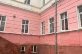 В Черновцах пенсионер повесился у школы из-за долгов за коммуналку