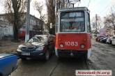 В центре Николаева блондинка на «Лексусе» заблокировала движение трамваев