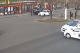 Появилось видео, как на перекрестке в Одессе на скорости столкнулись два автомобиля