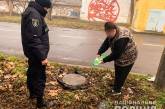 В Николаеве проверили точки продаж самогона: оштрафовали покупателя и продавцов