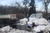 В Киев из Карпат на самосвалах везут снег - для праздничного настроения. ВИДЕО