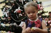 В Николаеве детям после новогоднего концерта вручили подарки с просроченными конфетами