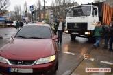 В Николаеве мусоровоз врезался в такси: движение трамваев заблокировано