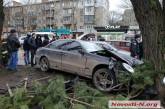 В Николаеве «Мерседес» столкнулся с «ВАЗом», вылетел на тротуар и врезался в дерево