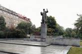 В Праге на памятник советскому маршалу повесили гирлянду из сарделек