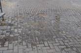 В центре Николаева из-под свежеуложенной плитки на тротуаре забила канализация. ВИДЕО