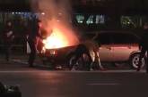 В Николаеве на ходу загорелось авто: огонь тушили елкой. ВИДЕО