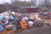 Центр Николаева завален мусором: огромные кучи уже перекрывают проезд. ВИДЕО