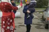 В Николаеве трезвый Дед Мороз на улице поздравлял горожан и раздавал детям подарки. ВИДЕО