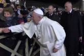 Папа Римский в новогоднюю ночь ударил по рукам женщину. Видео