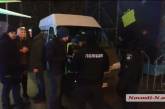 На главной площади Николаева грузовой автомобиль чуть не сбил двух маленьких детей