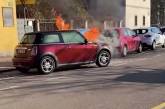 Загоревшийся на улице Mini Cooper, сам поехал и протаранил «Форд». Видео