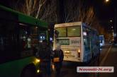 В центре Николаева на остановке столкнулись маршрутка и коммунальный «зеленый» автобус