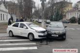 В центре Николаева девушка на «Тойоте» поехала против потока и врезалась в «Джили»