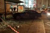 Во Львове BMW врезался в остановку с людьми. Видео